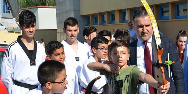 Bakan Dr. Osman Aşkın Bak Öğrencileri Gsb Spor Okullarına Davet Etti