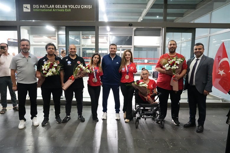 Singapur’dan madalyalarla dönen sporcularımızı havalimanında coşkuyla karşıladık!