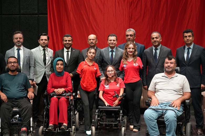 Paralimpik Yüzücülerimiz Öğrencilerle Buluştu