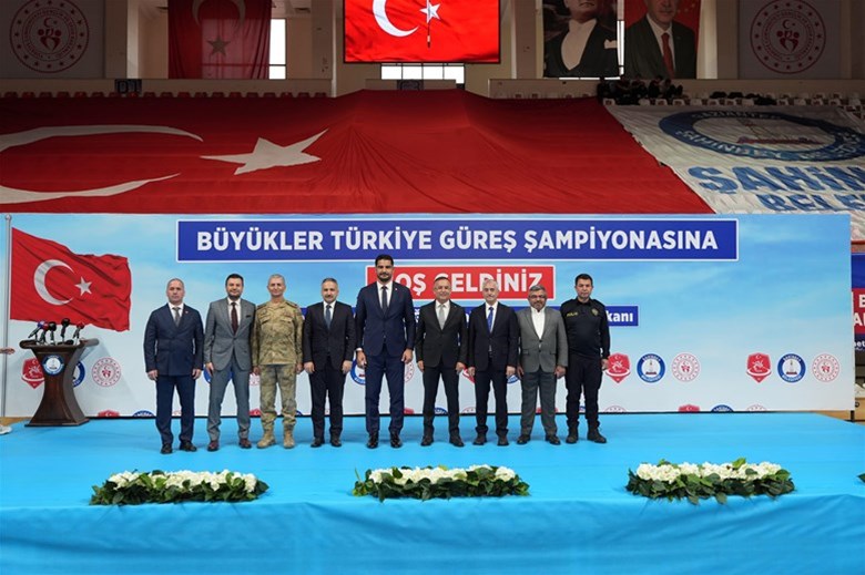 Büyükler Türkiye Güreş Şampiyonası, Gaziantep’te düzenlenen açılış seremonisiyle başladı.