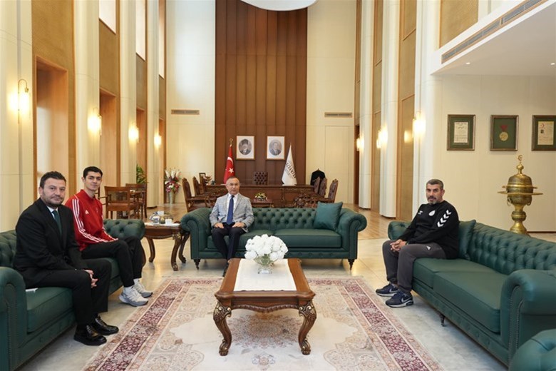 Milli sporcumuz Furkan Ubeyde Çamoğlu, Valimiz Kemal Çeber tarafından makamında kabul edildi.